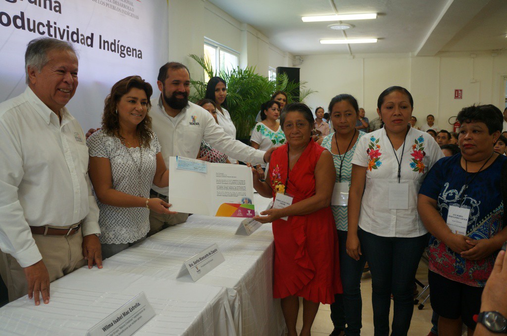 Entregan apoyos a mujeres indígenas Entregan apoyos a mujeres indígenas