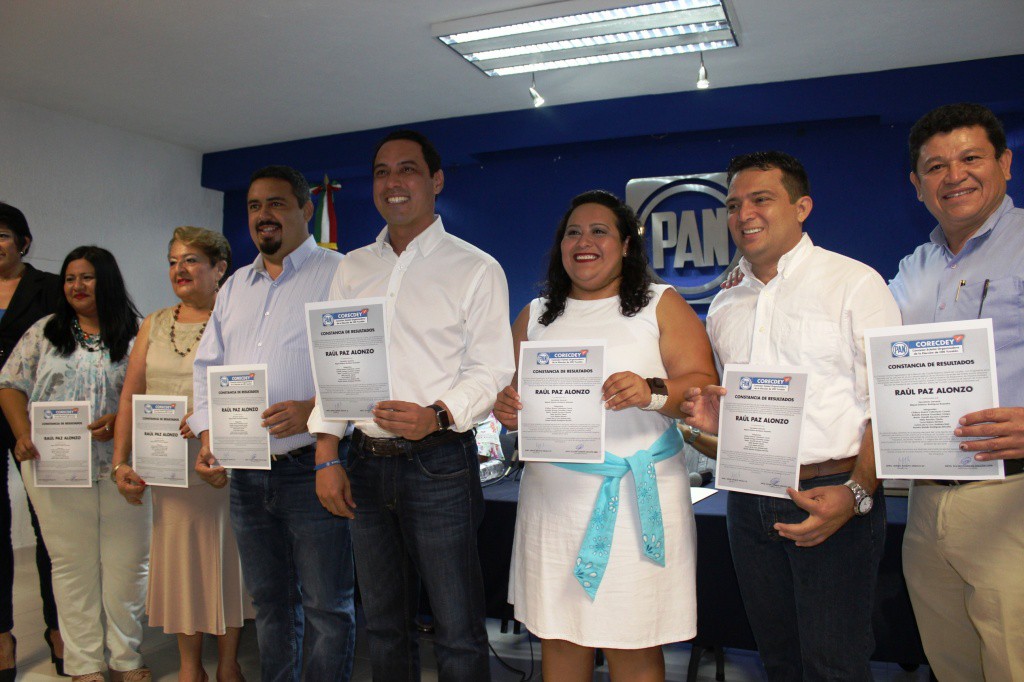 Entregan acta de mayoría a Raúl Paz Entregan acta de mayoría a Raúl Paz