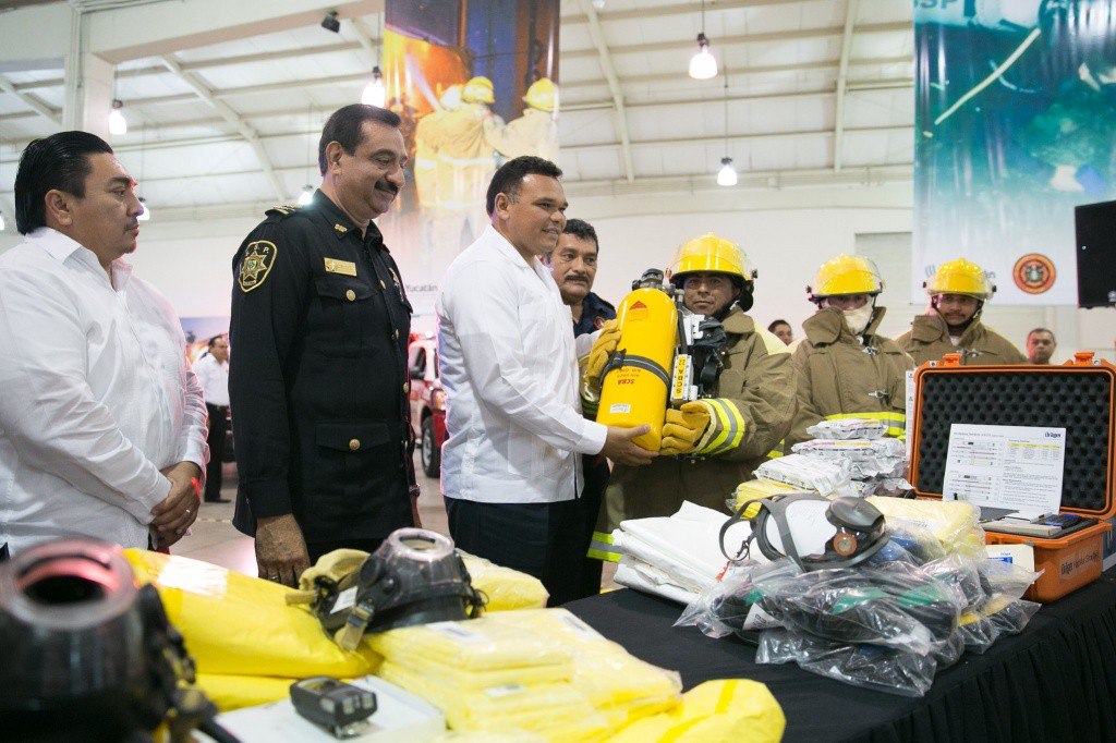 Reconocen labor de bomberos yucatecos Reconocen labor de bomberos yucatecos