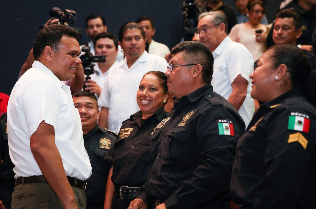 Policías reciben apoyo para vivienda Policías reciben apoyo para vivienda