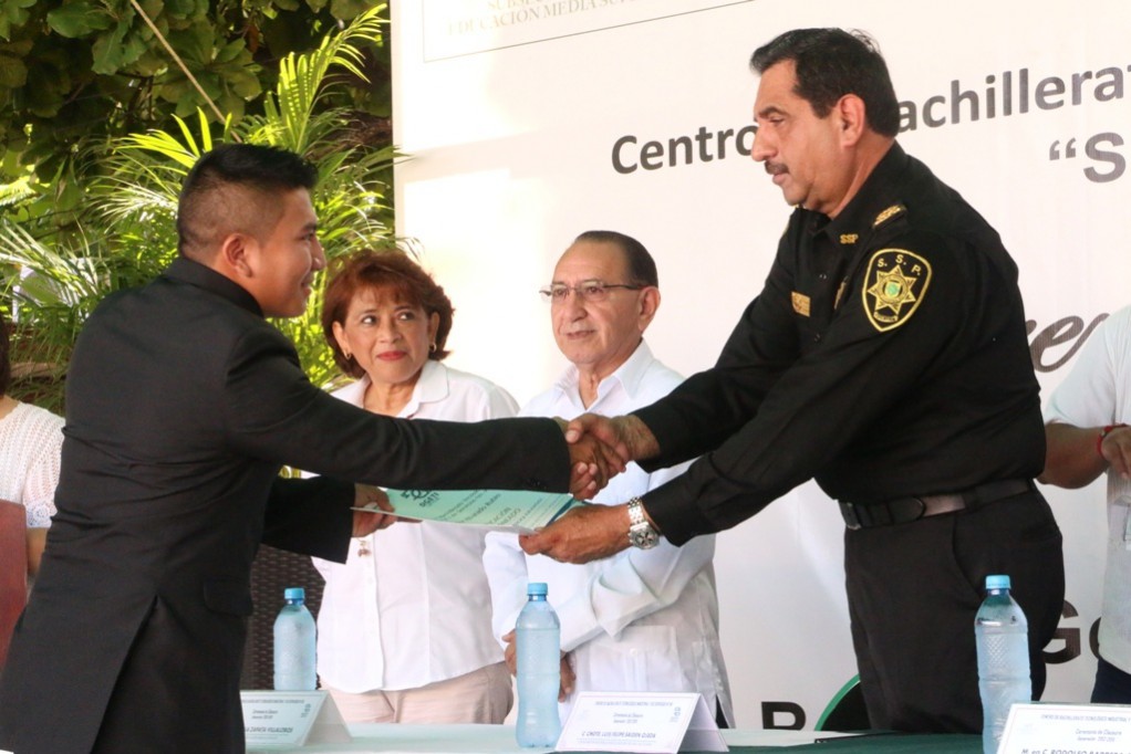 Policías se gradúan del CBTIS 95 Policías se gradúan del CBTIS 95