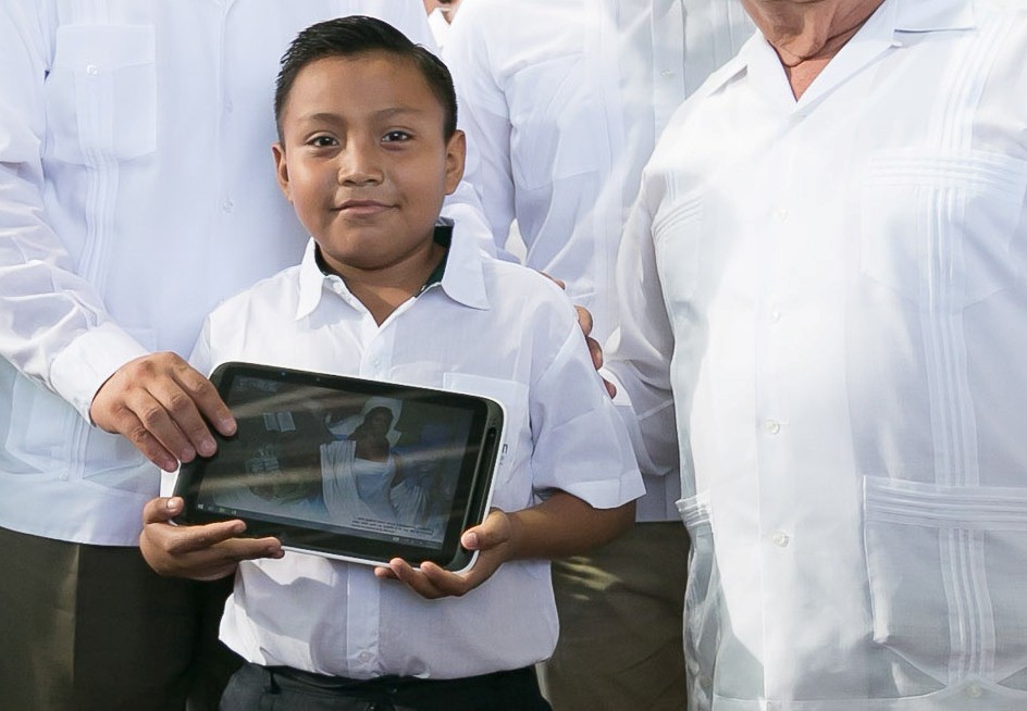 Reciben tabletas estudiantes de Mérida Reciben tabletas estudiantes de Mérida
