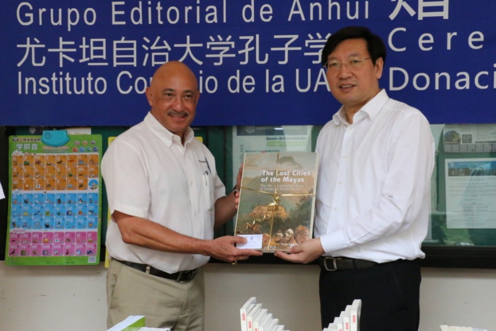 Donan libros al Instituto Confucio Donan libros al Instituto Confucio