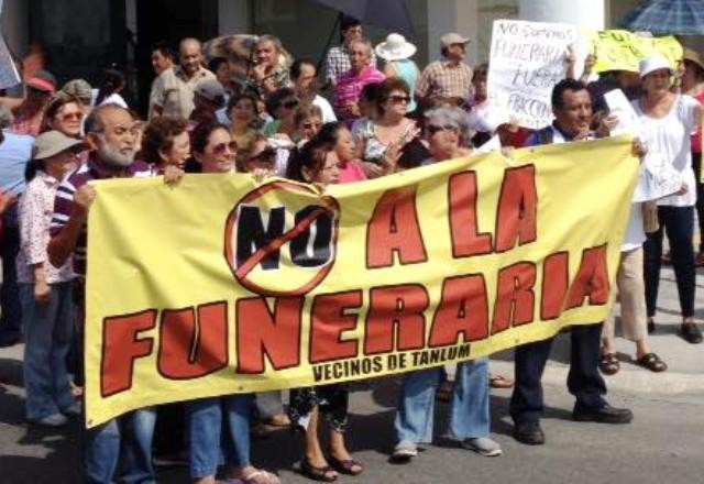 Vecinos de Tanlum protestan contra funeraria Vecinos de Tanlum protestan contra funeraria