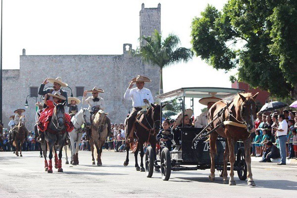 Colorido desfile con motivo de las fiestas patrias, en Tizimín