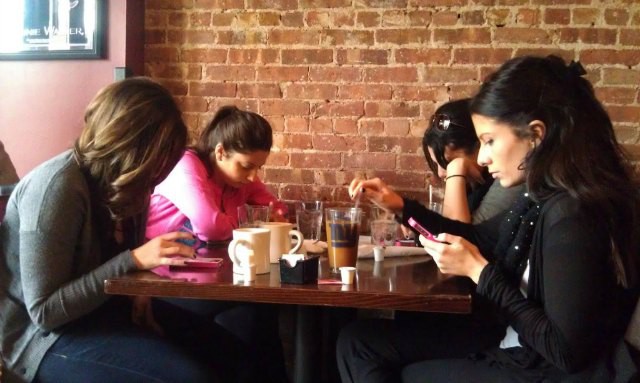Phubbing, la grosería de usar el Smartphone durante una reunión Phubbing, la grosería de usar el Smartphone durante una reunión