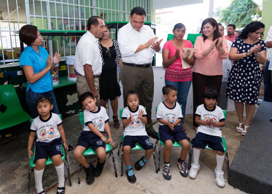 Continúan entrega de mobiliario en escuelas Continúan entrega de mobiliario en escuelas