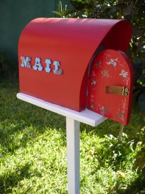 A causa del internet cada vez hay más gente que no usa el servicio postal. A causa del internet cada vez hay más gente que no usa el servicio postal.