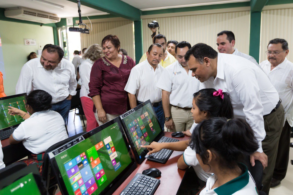 Entregan becas a estudiantes del Conalep Entregan becas a estudiantes del Conalep