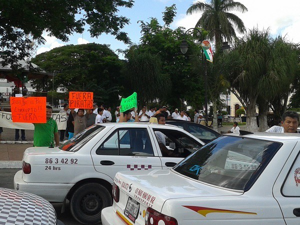 Ruleteros de Tizimín exigen en plantón la eliminación de taxis piratas Ruleteros de Tizimín exigen en plantón la eliminación de taxis piratas