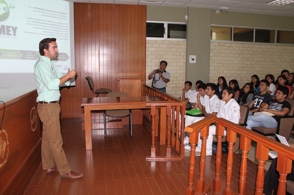 Comparte Comey proyectos con jóvenes universitarios Comparte Comey proyectos con jóvenes universitarios