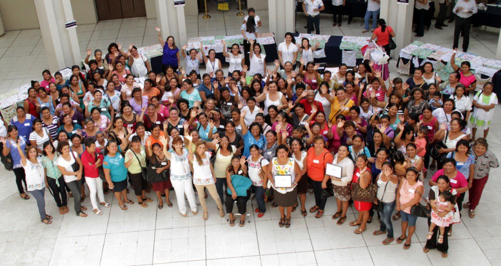 Entregan reconocimiento a bordadoras de Mérida Entregan reconocimiento a bordadoras de Mérida