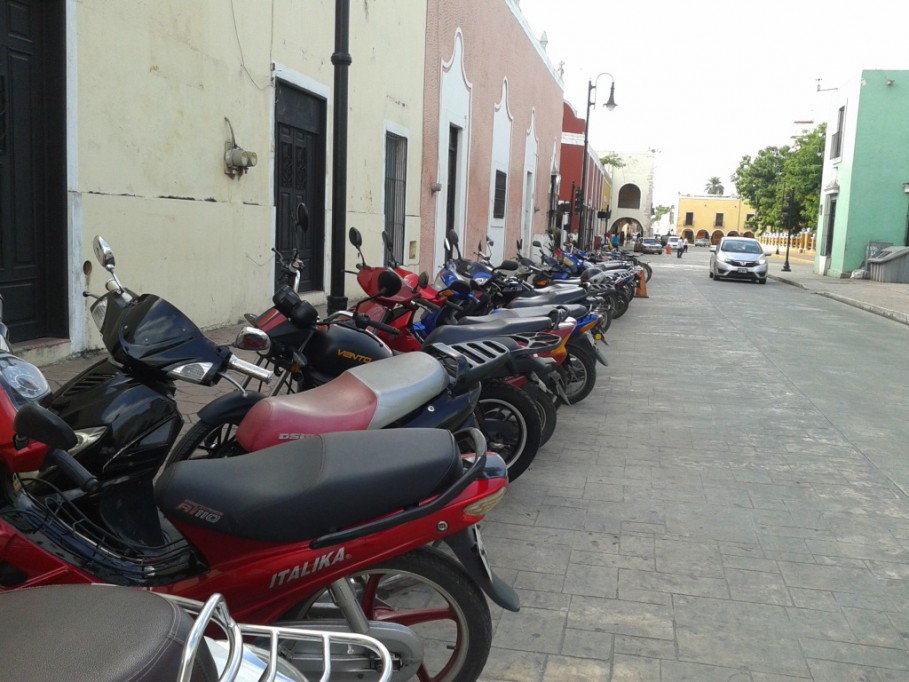Estacionamientos de bicicletas y motos complican vialidad en el Centro Histórico de Valladolid Estacionamientos de bicicletas y motos complican vialidad en el Centro Histórico de Valladolid