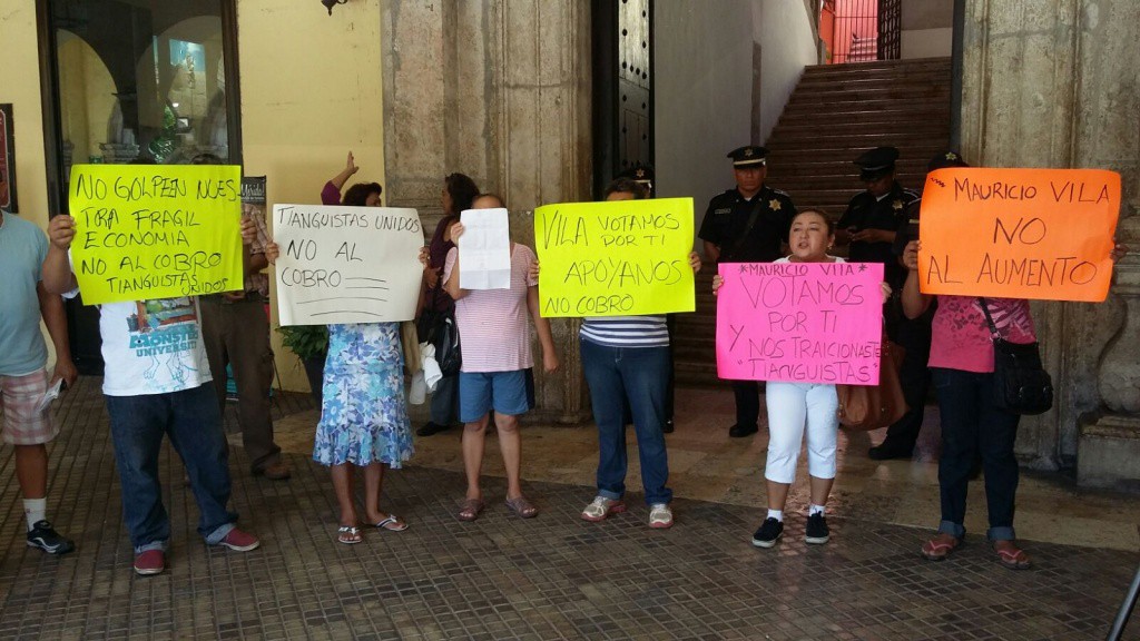 Tianguistas se manifiestan frente a palacio municipal Tianguistas se manifiestan frente a palacio municipal