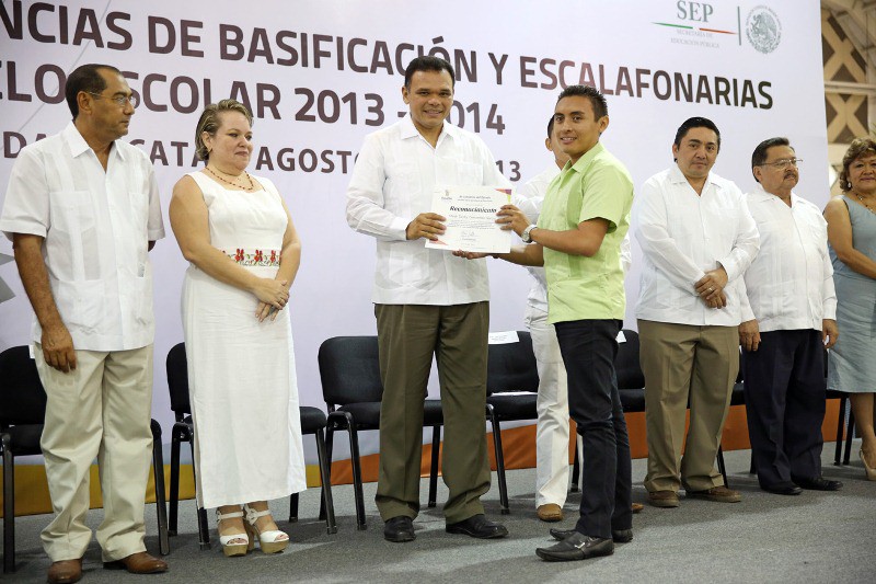 Entrega el Gobernador constancias de plazas docentes a profesores yucatecos. Entrega el Gobernador constancias de plazas docentes a profesores yucatecos.