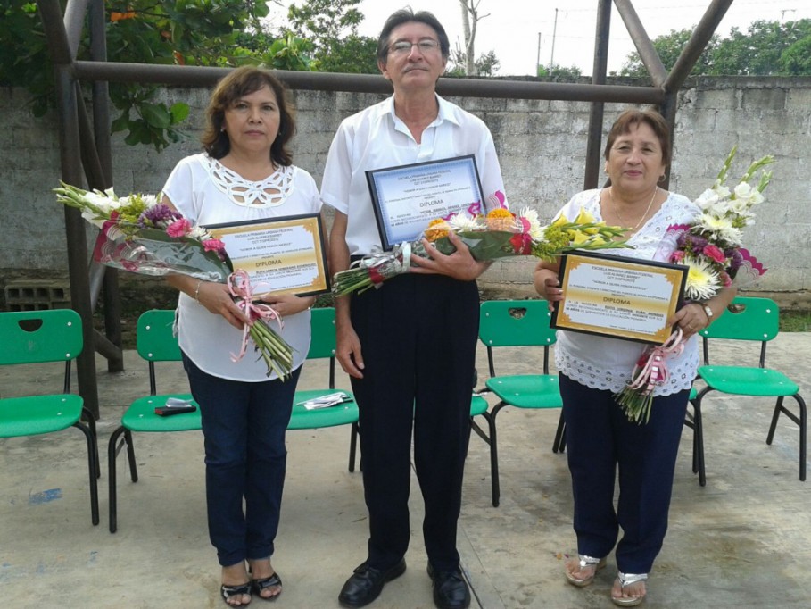 Se jubilan 3 maestros de Tizimín Se jubilan 3 maestros de Tizimín