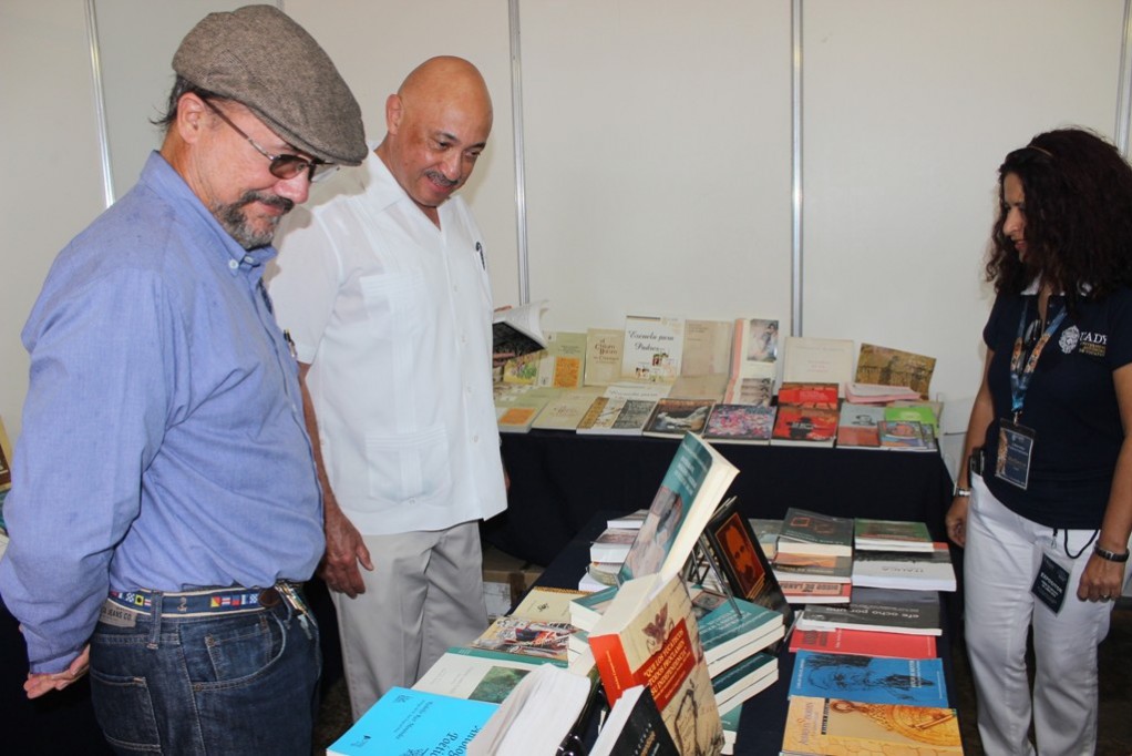 Remate de libros en la Plaza Grande Remate de libros en la Plaza Grande