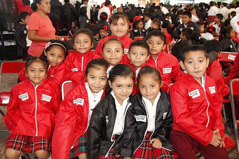 Más de 200 mil niños recibirán chamarras Más de 200 mil niños recibirán chamarras