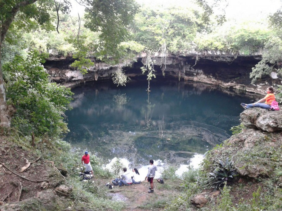 Limpian el cenote de Kikil Limpian el cenote de Kikil