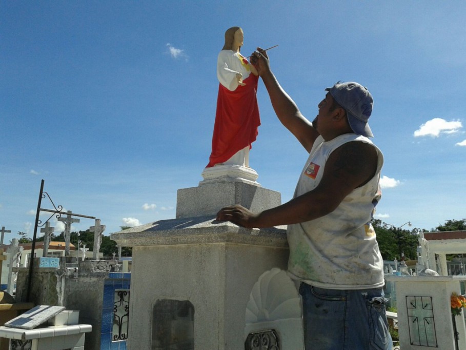 Ofrecen servicios de limpieza de lápidas en cementerio de Valladolid Ofrecen servicios de limpieza de lápidas en cementerio de Valladolid