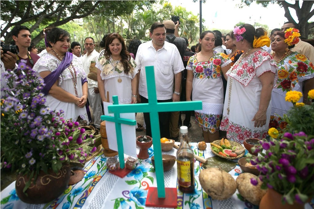 Gran Muestra Estatal de Altares en la Plaza Grande Gran Muestra Estatal de Altares en la Plaza Grande