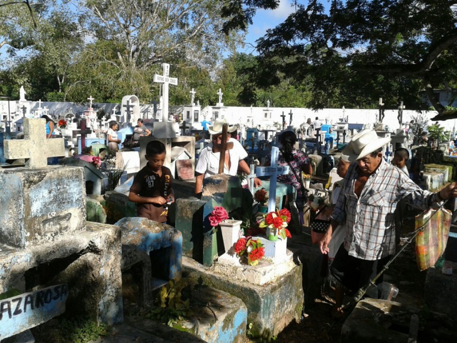 Romería en cementerios de Tizimín Romería en cementerios de Tizimín