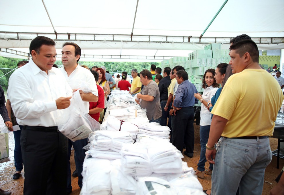 Participa el Gobernador en empaquetado de útiles de Bienestar Escolar Participa el Gobernador en empaquetado de útiles de Bienestar Escolar
