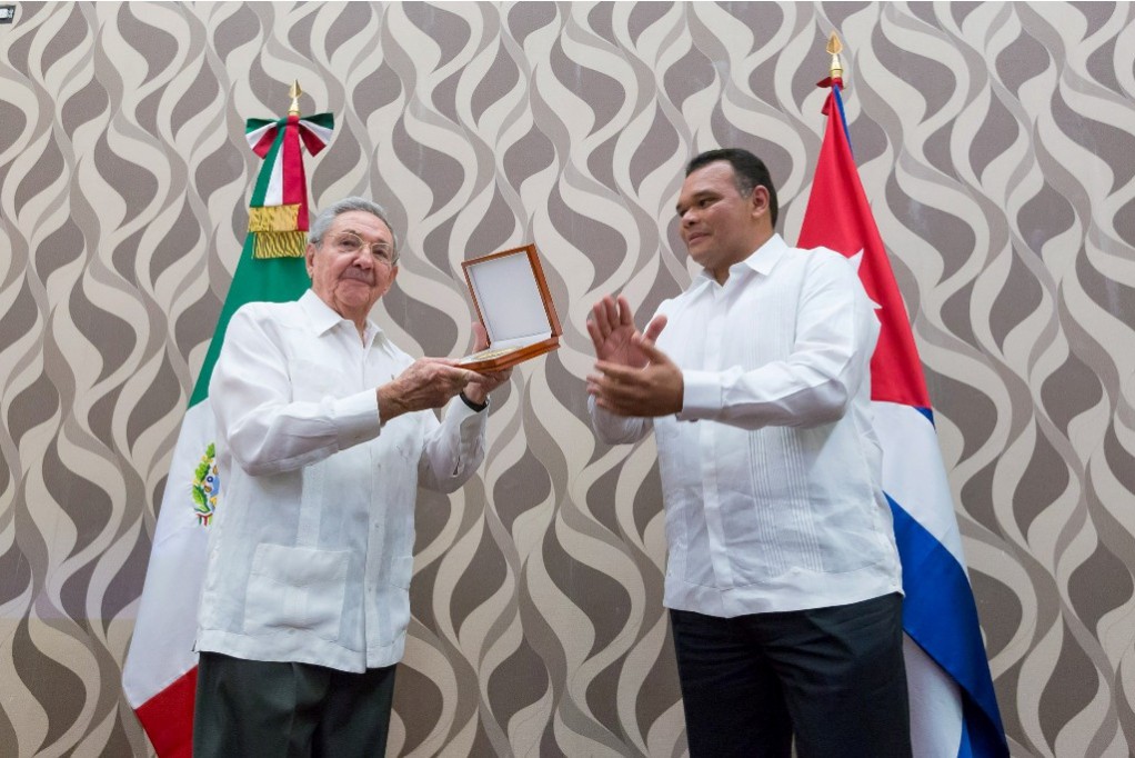 Raúl Castro recibe la medalla "Salvador Alvarado" Raúl Castro recibe la medalla "Salvador Alvarado"