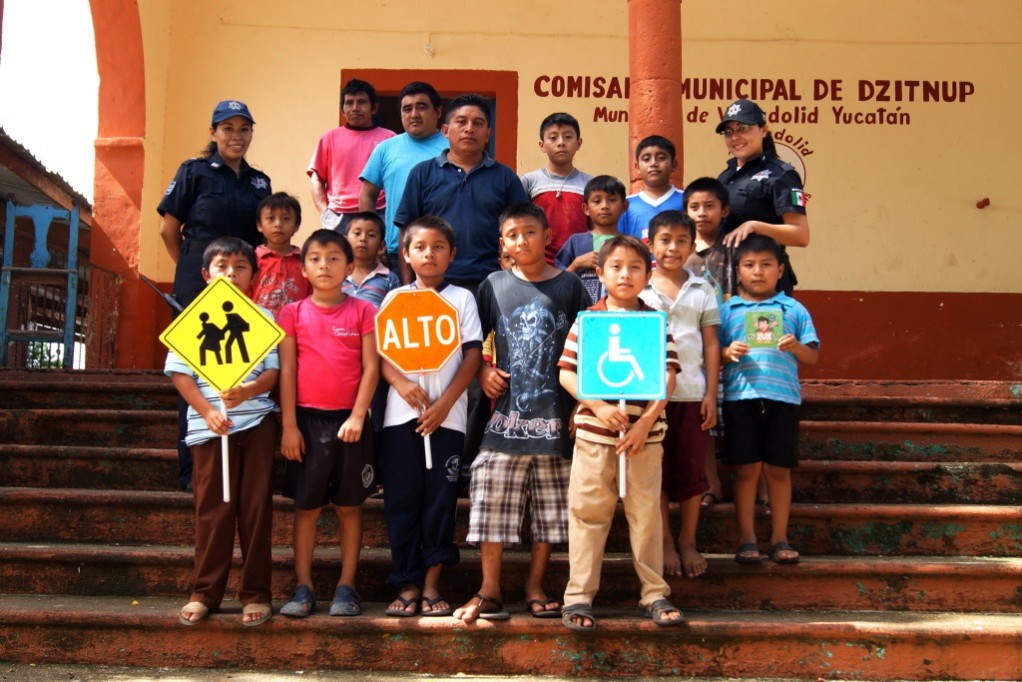 Niños de Dzitnup conviven con policías Niños de Dzitnup conviven con policías