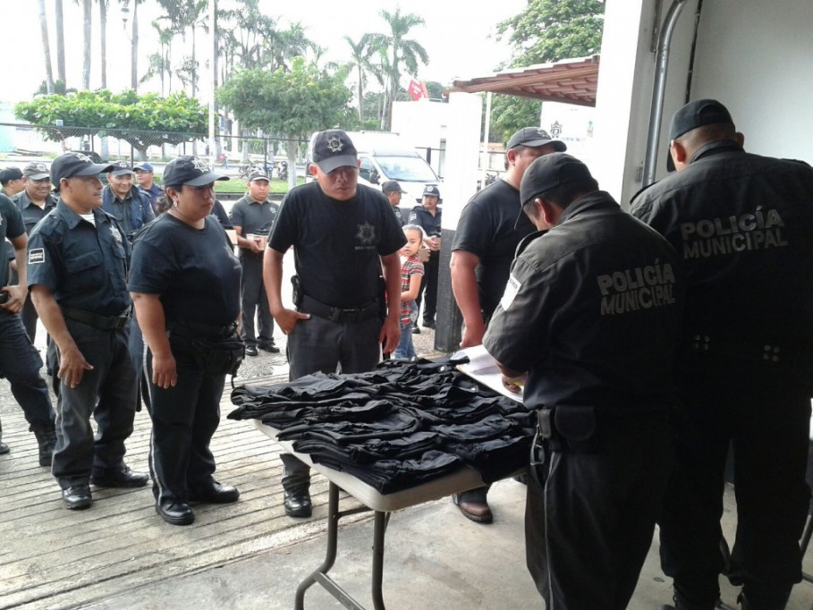 90 policías de Tizimín con nuevos uniformes 90 policías de Tizimín con nuevos uniformes