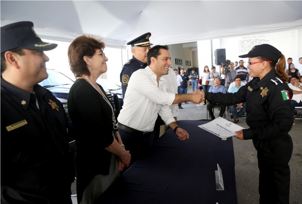 Entregan reconocimientos y ascensos a policías municipales Entregan reconocimientos y ascensos a policías municipales