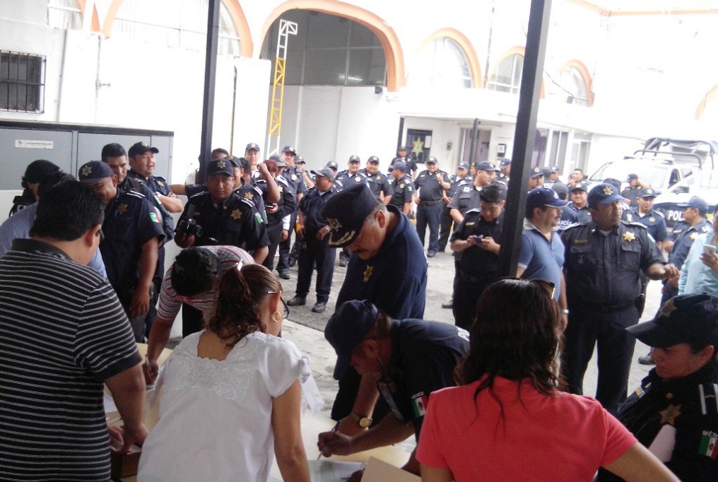 Reciben policías 25% de su aguinaldo Reciben policías 25% de su aguinaldo