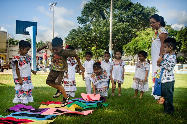 Niños de educación básica aprenden maya Niños de educación básica aprenden maya