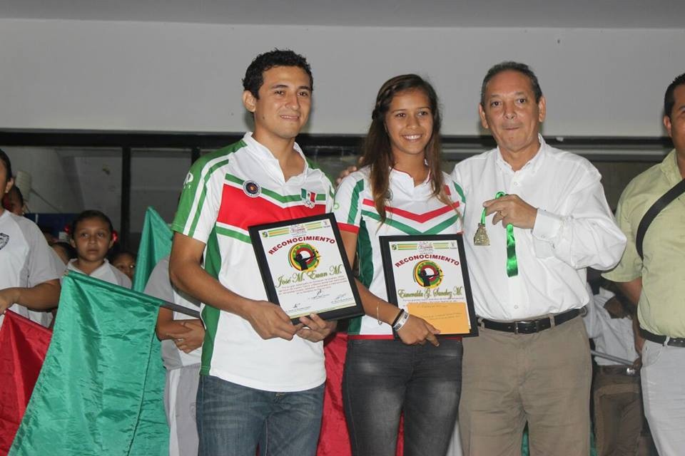 Entregan reconocimientos a deportistas Entregan reconocimientos a deportistas