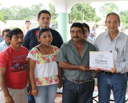 Nuevos comisarios de Tizimín reciben certificados del ayuntamiento Nuevos comisarios de Tizimín reciben certificados del ayuntamiento