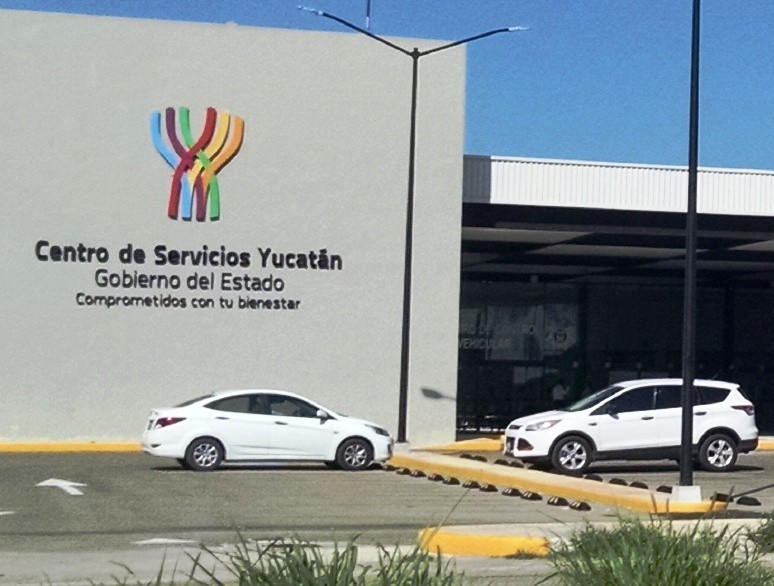 Largas filas en el Centro de Servicios de Yucatán Largas filas en el Centro de Servicios de Yucatán