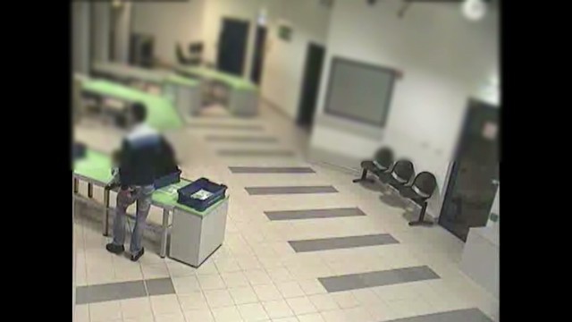 Agente de seguridad salvando a un bebé de una caída se convierte en viral Agente de seguridad salvando a un bebé de una caída se convierte en viral
