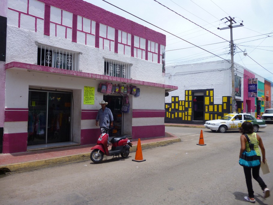 TIZIMIN: Padres de familia abarrotan comercios por el regreso a clases.\r\n\r\n TIZIMIN: Padres de familia abarrotan comercios por el regreso a clases.\r\n\r\n