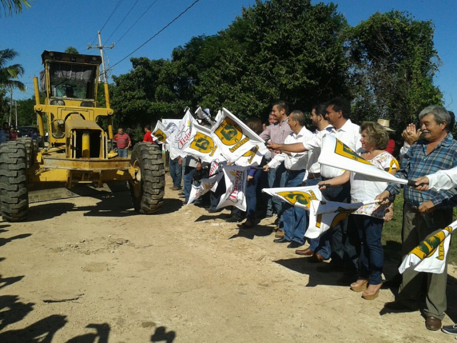 Construyen 6.5 km de caminos saca cosechas en Tizimín Construyen 6.5 km de caminos saca cosechas en Tizimín