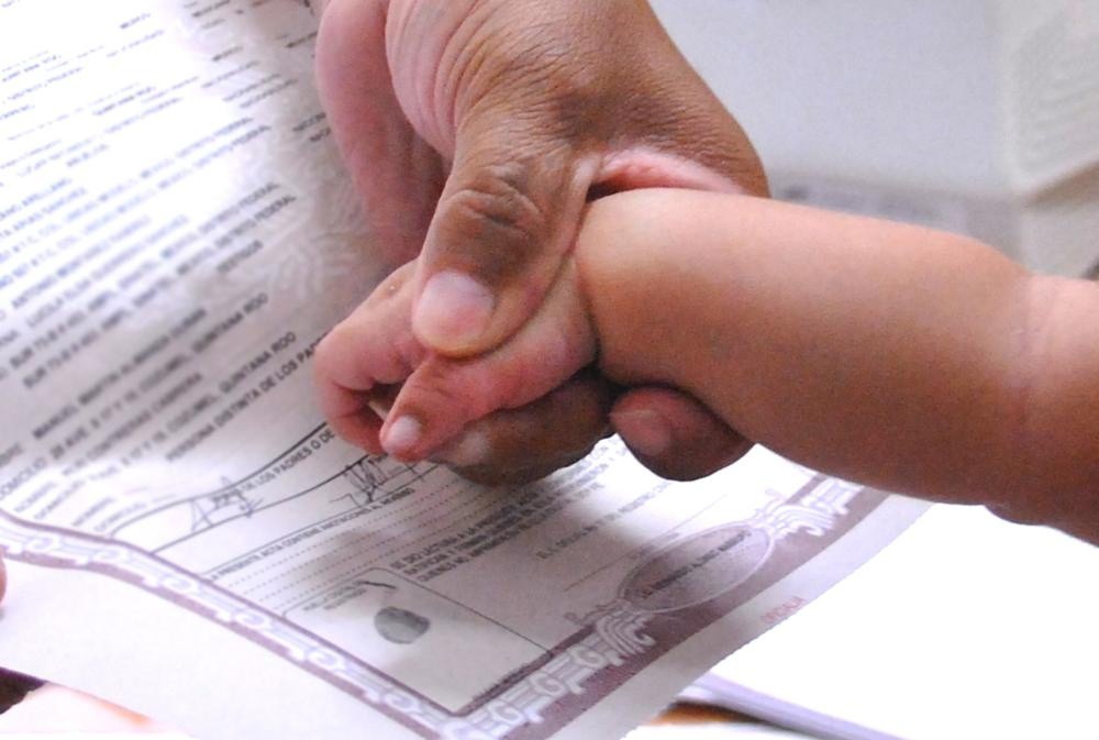 Ya son once los niños con el apellido de su madre