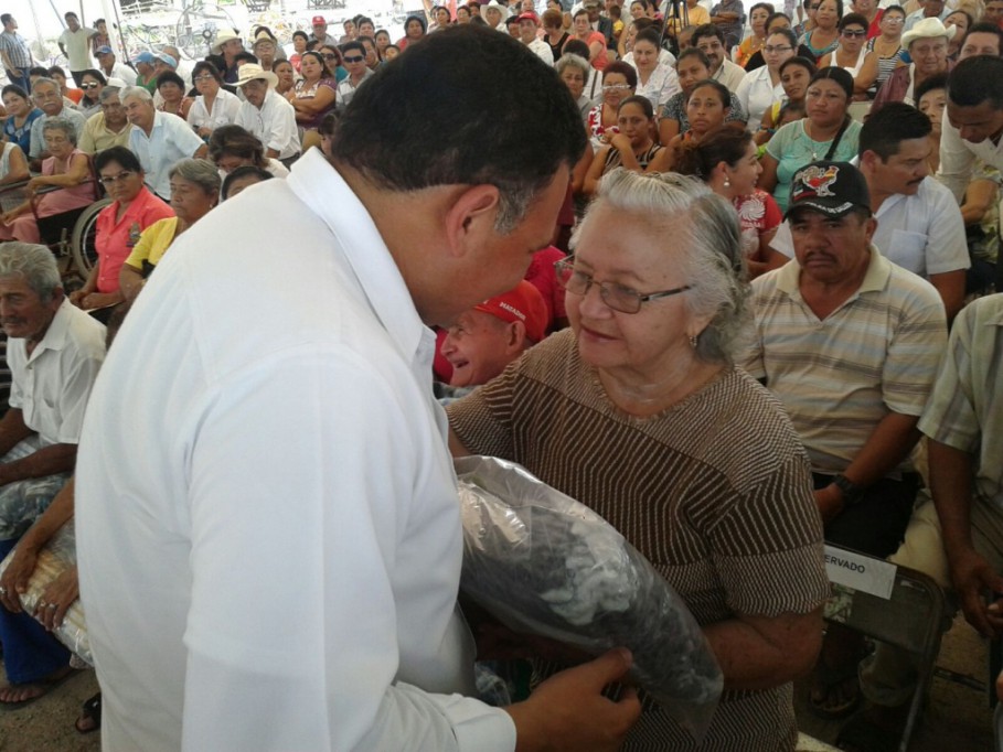 Porteños del oriente reciben cobertores Porteños del oriente reciben cobertores