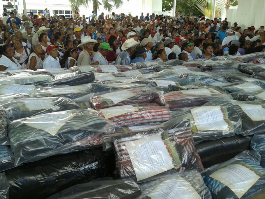 En Tizimín ya entregan 8 mil cobertores En Tizimín ya entregan 8 mil cobertores