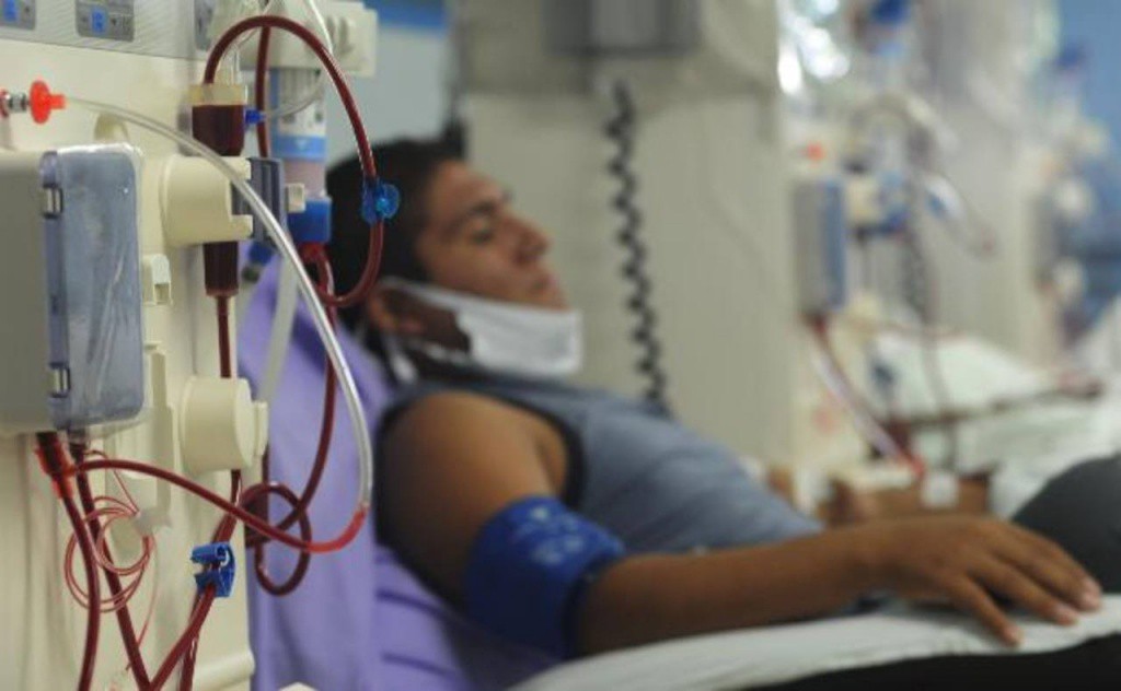 Joven con insuficiencia renal vende sandalias Joven con insuficiencia renal vende sandalias