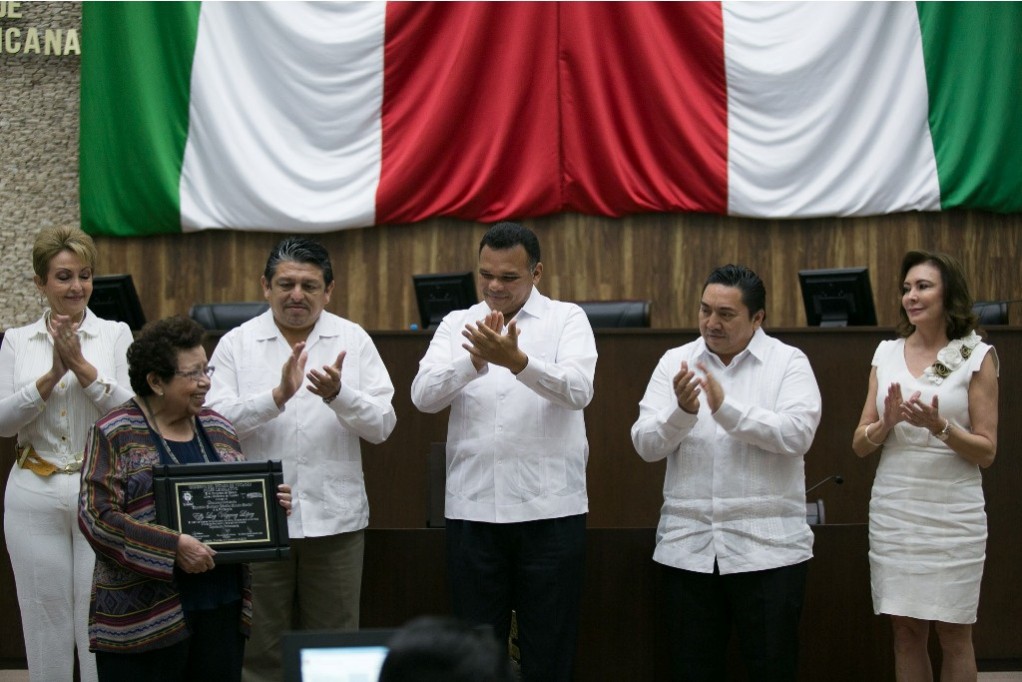 Entregan reconocimiento a la maestra Effy Luz Vázquez Entregan reconocimiento a la maestra Effy Luz Vázquez