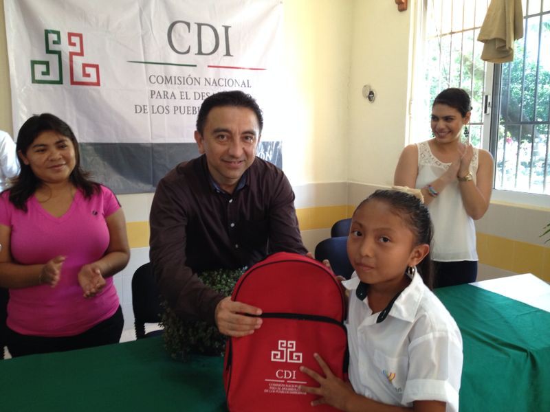 Entregan útiles escolares a estudiantes de albergue indígena Entregan útiles escolares a estudiantes de albergue indígena