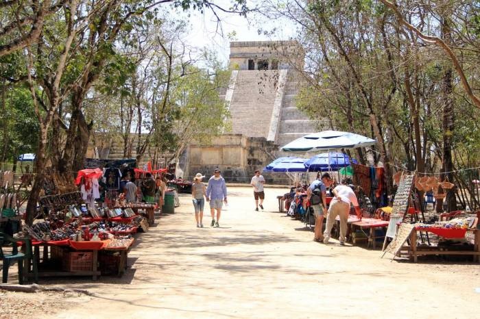 Piden salida de ambulantes en Chichén Itzá Piden salida de ambulantes en Chichén Itzá