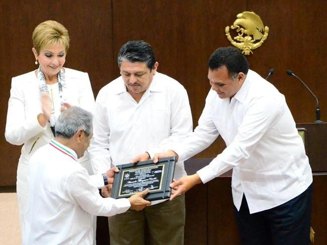 Reconocen trayectoria de Armando Manzanero Reconocen trayectoria de Armando Manzanero