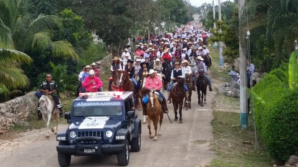 Jinetes cabalgan de Sucilá a Tizimín Jinetes cabalgan de Sucilá a Tizimín