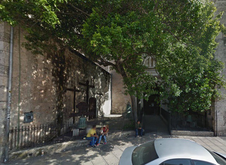 Le roban su bolsa… ¡en la Iglesia! Le roban su bolsa… ¡en la Iglesia!