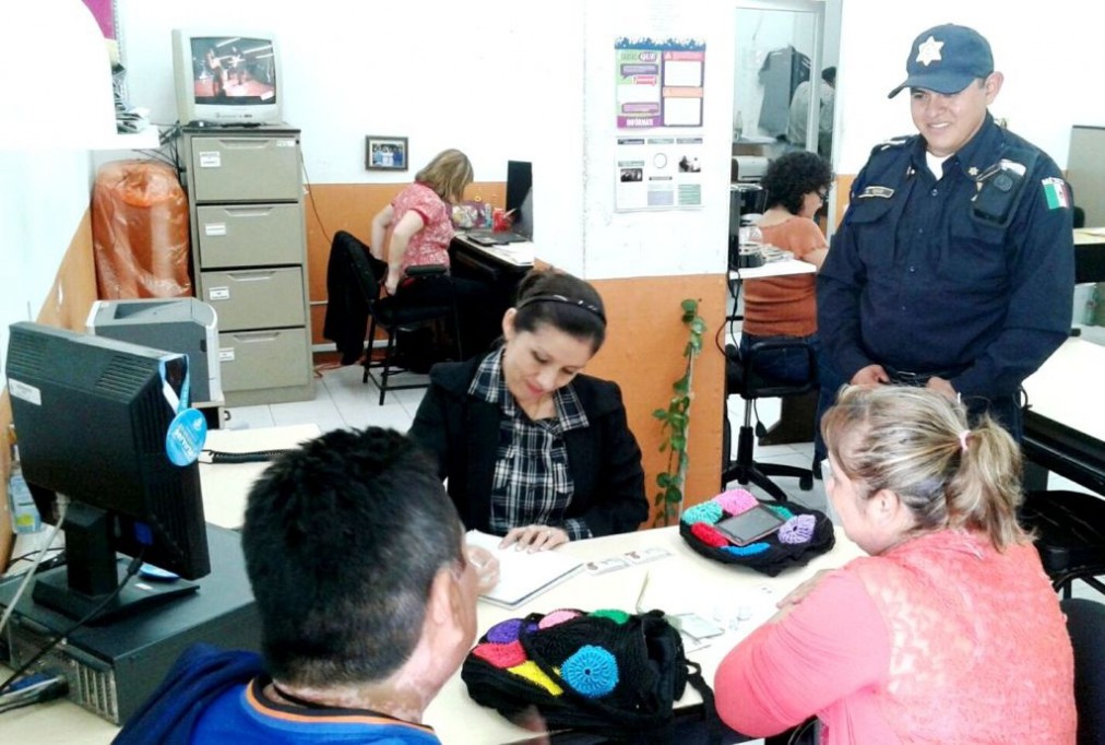 Agente encuentra y devuelve un bolso Agente encuentra y devuelve un bolso